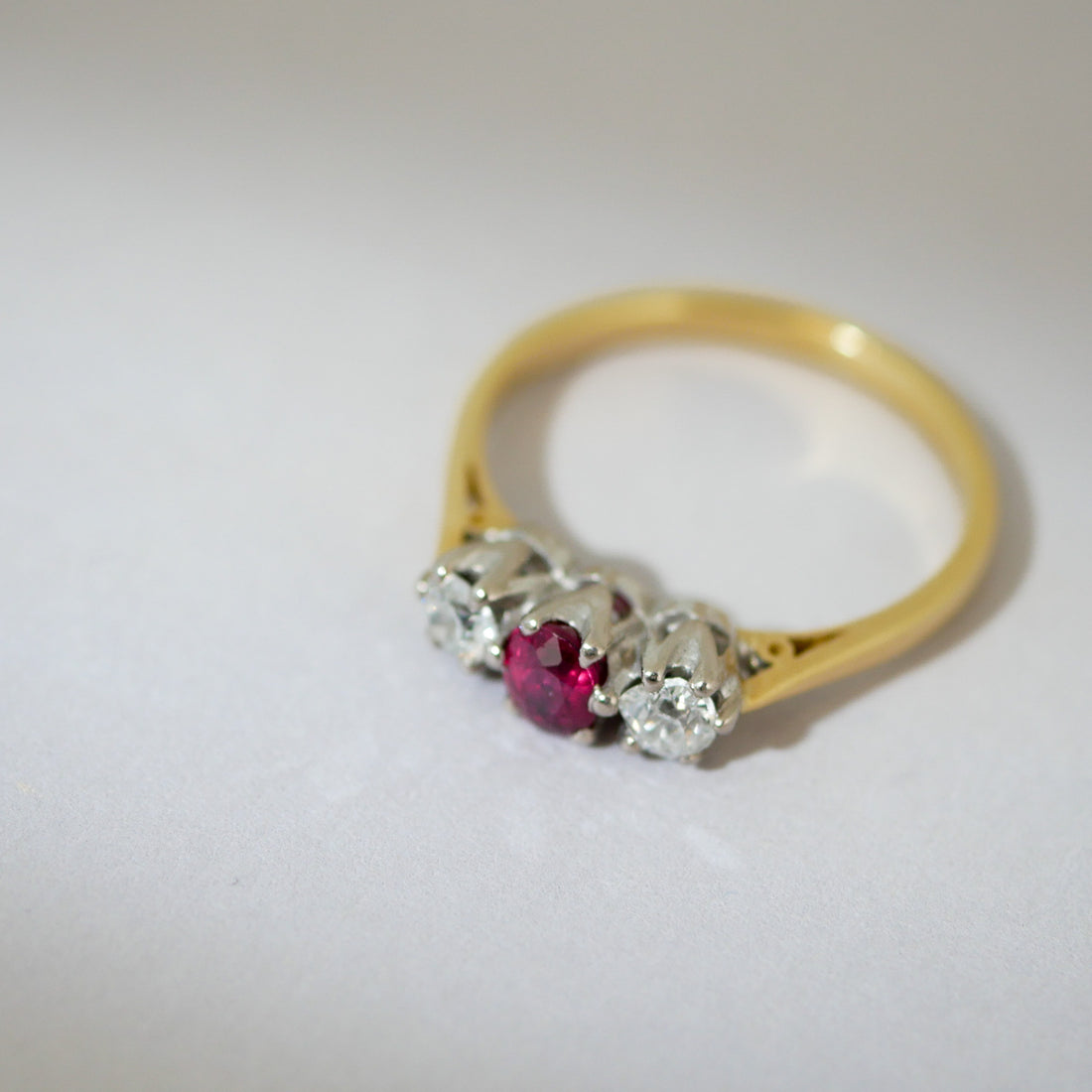 Vintage Rubinring mit Rosenschliff-Diamanten 18KT
