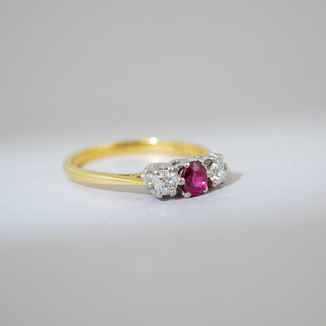 Vintage Rubinring mit Rosenschliff-Diamanten 18KT
