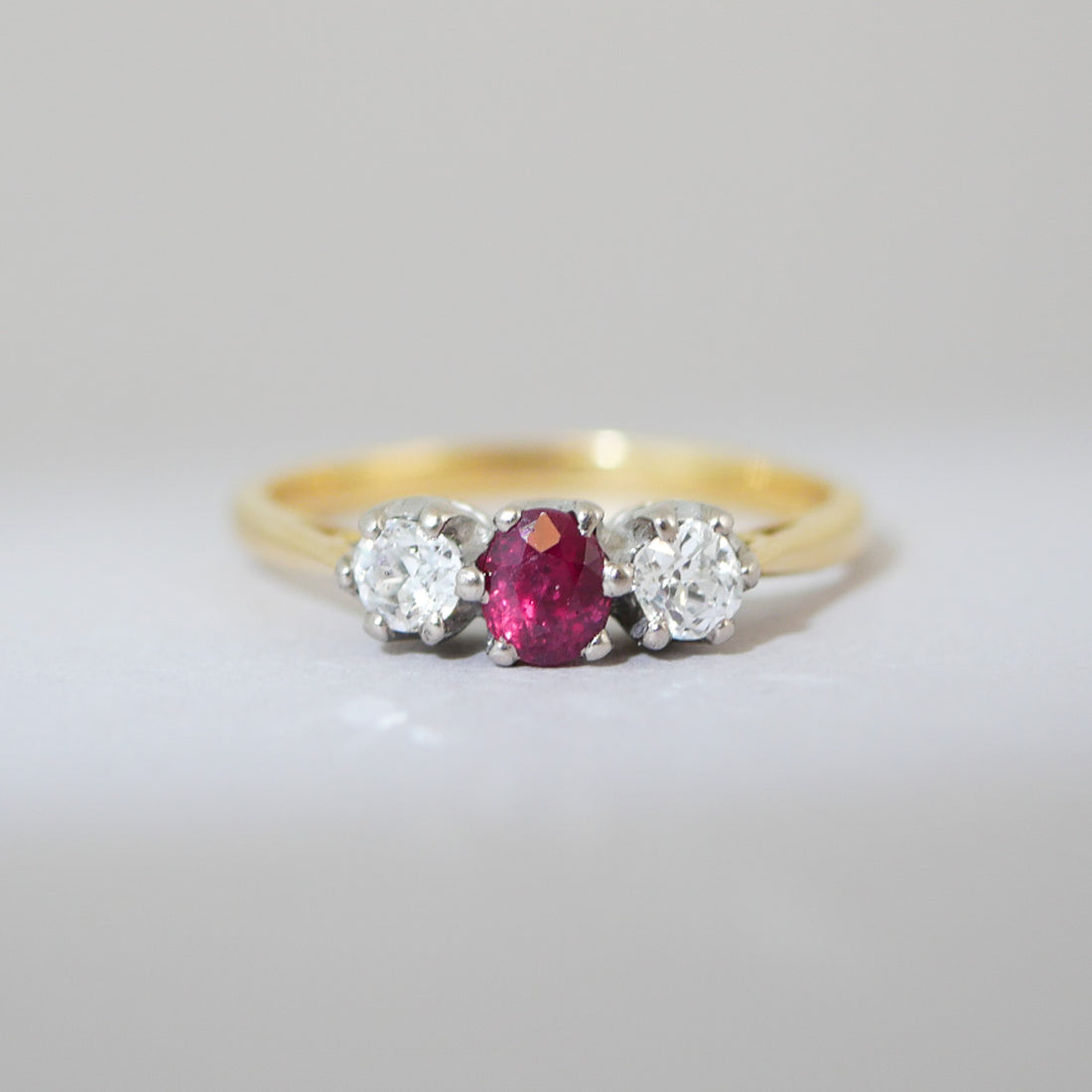 Vintage Rubinring mit Rosenschliff-Diamanten 18KT