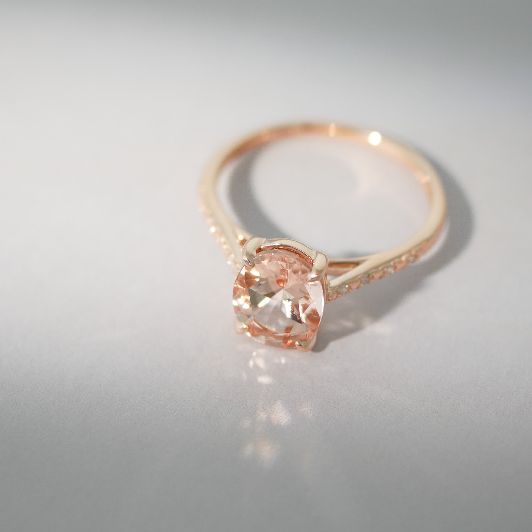Ring aus 14KT Roségold mit Morganit und  Brillanten