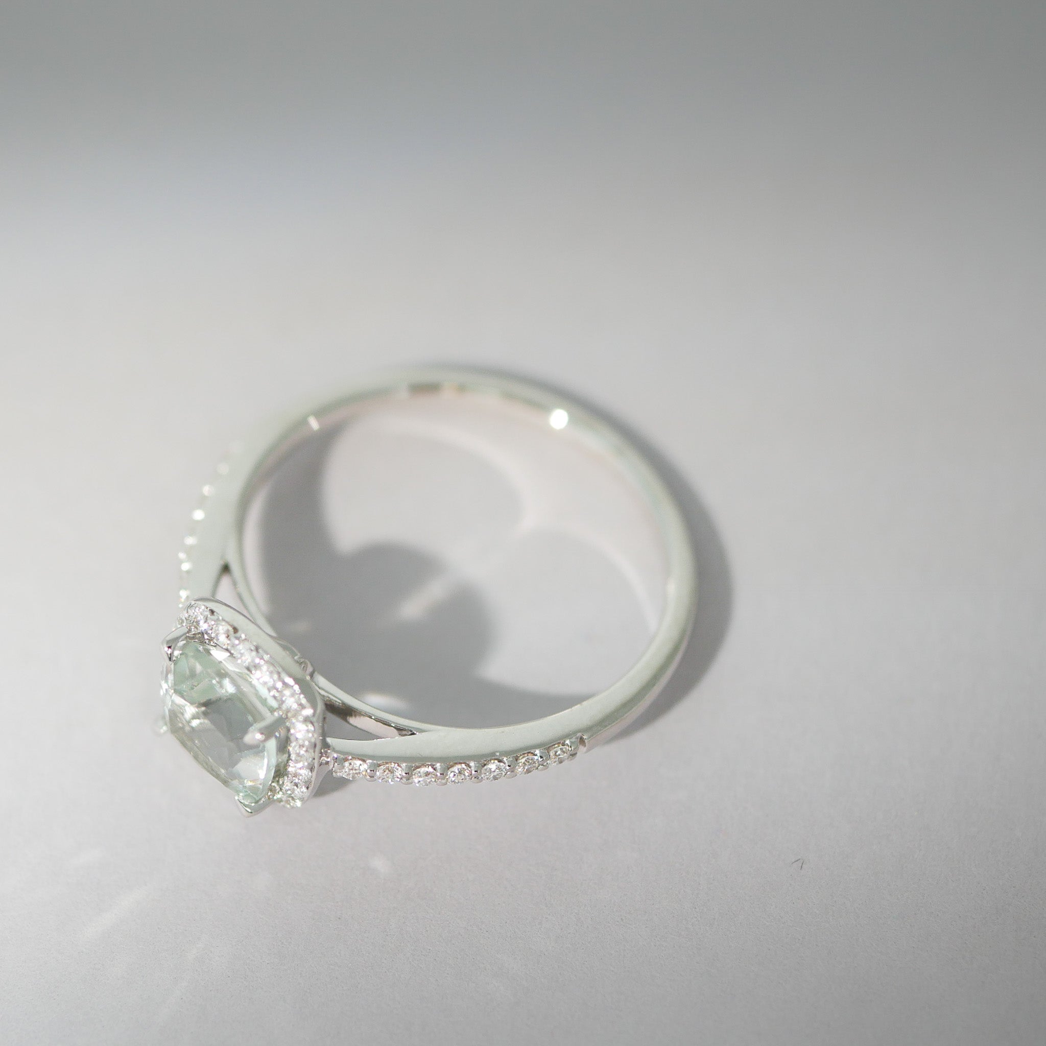 Ring aus 18KT Weißgold mit Amethyst und Brillanten