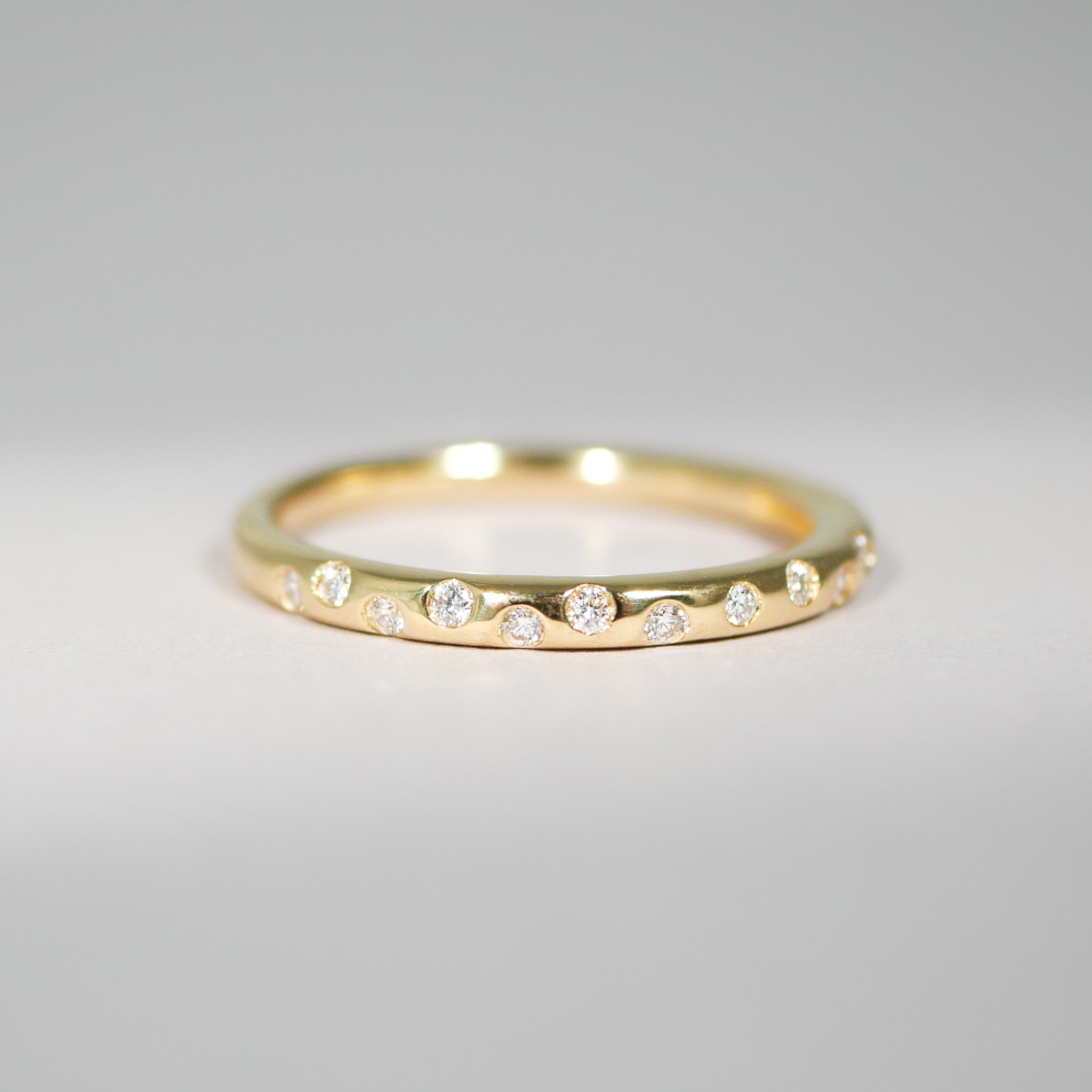 Ring aus 18KT Gelbgold mit 15 Brillanten