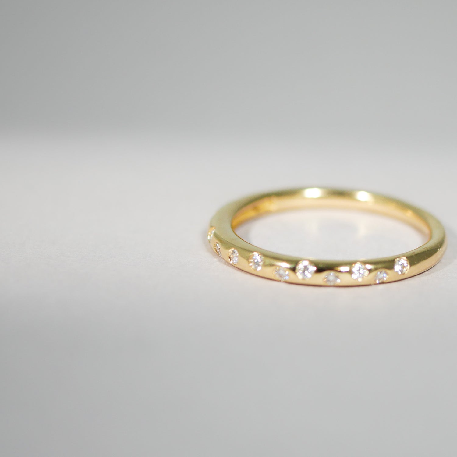 Ring aus 18KT Gelbgold mit 15 Brillanten