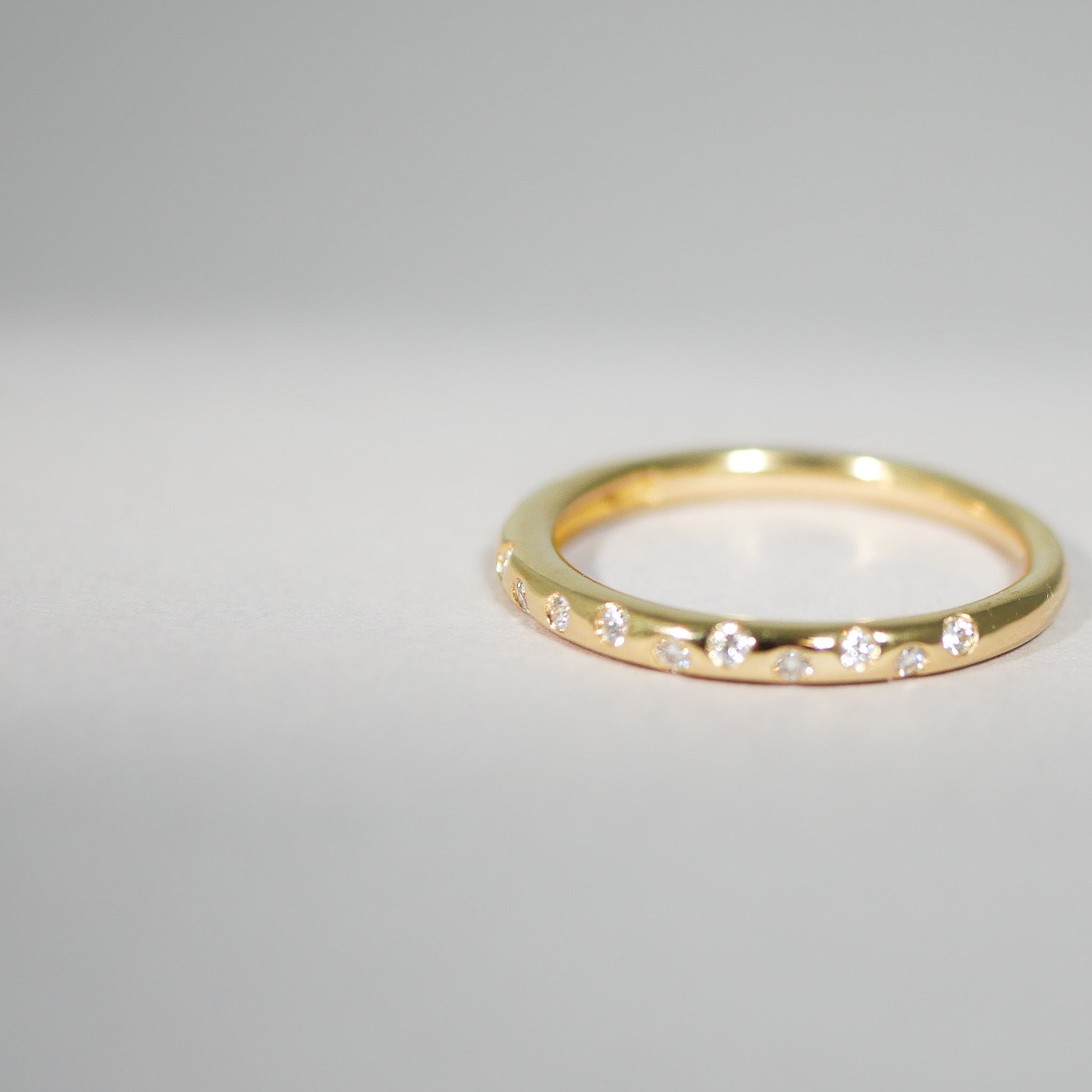 Ring aus 18KT Gelbgold mit 15 Brillanten