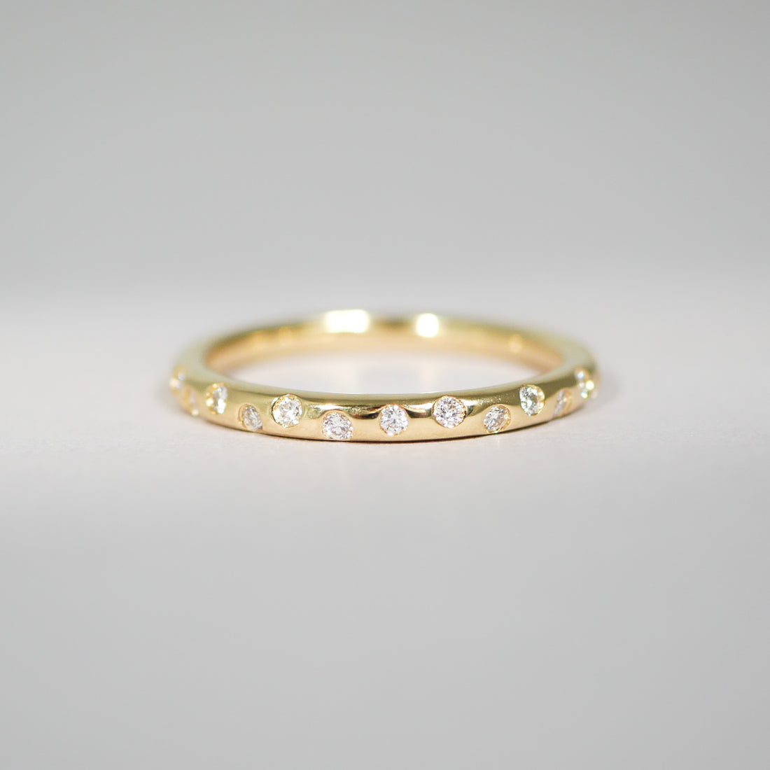 Ring aus 18KT Gelbgold mit 15 Brillanten