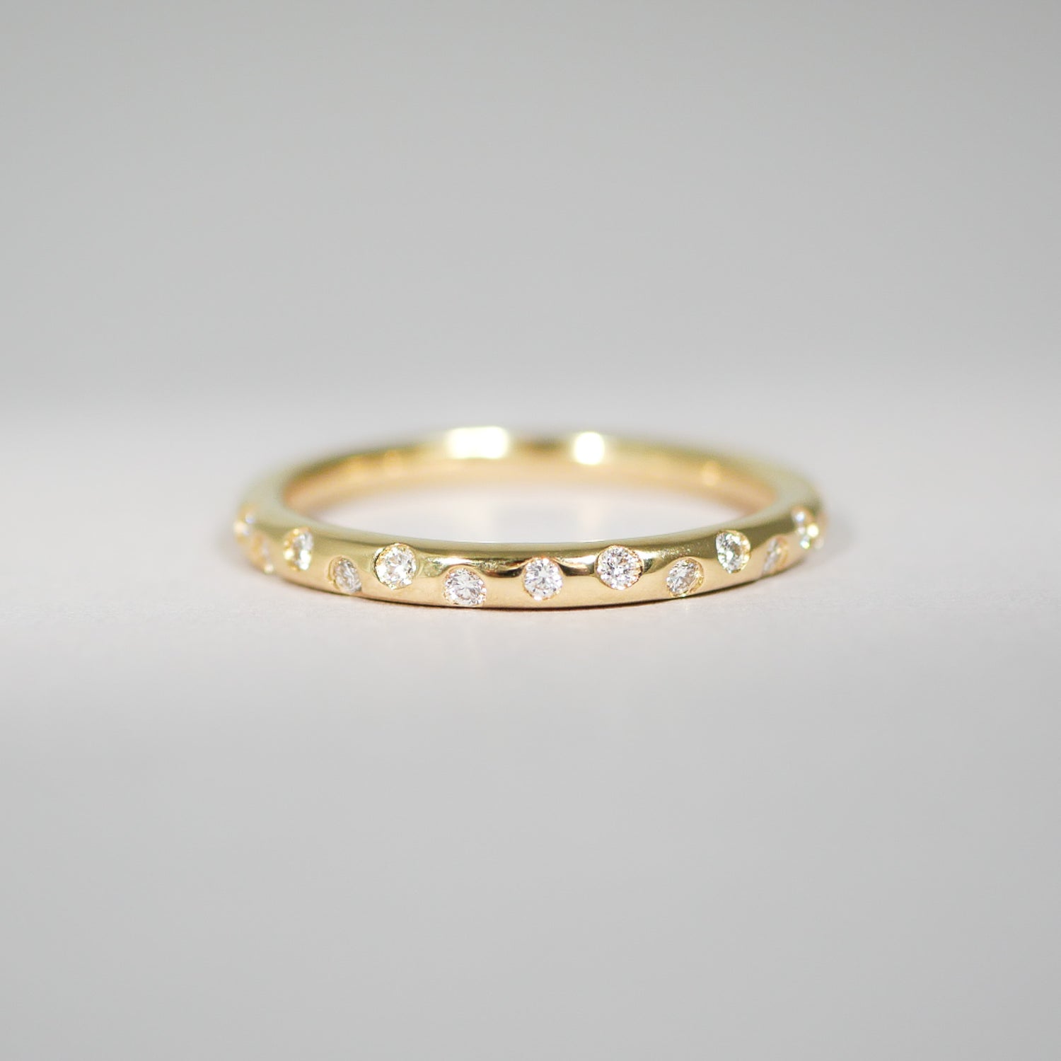 Ring aus 18KT Gelbgold mit 15 Brillanten