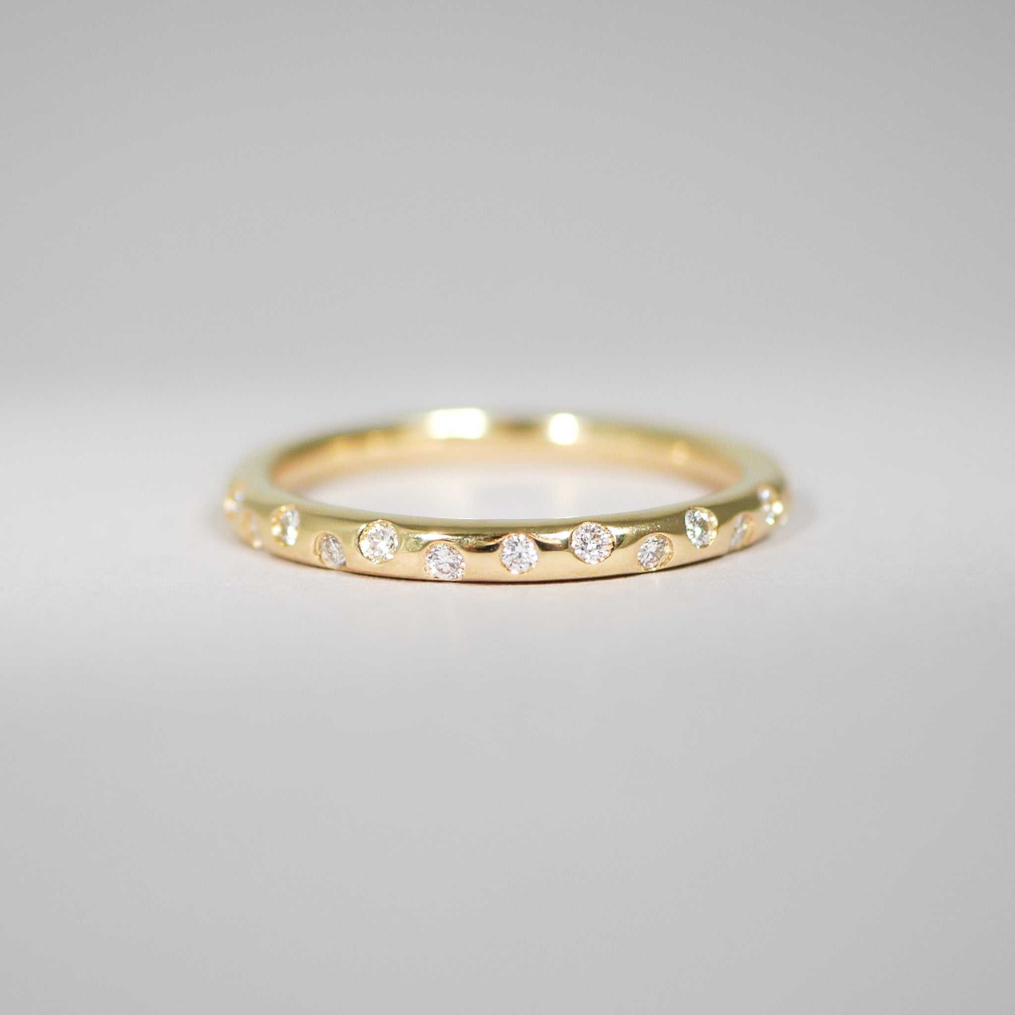 Ring aus 18KT Gelbgold mit 15 Brillanten