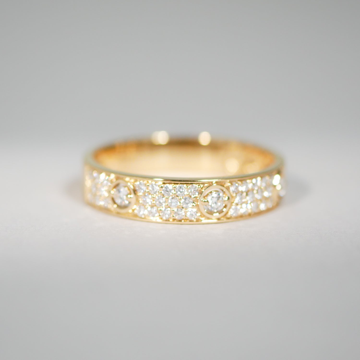 Ring aus 18KT Gelbgold mit 47 Brillanten
