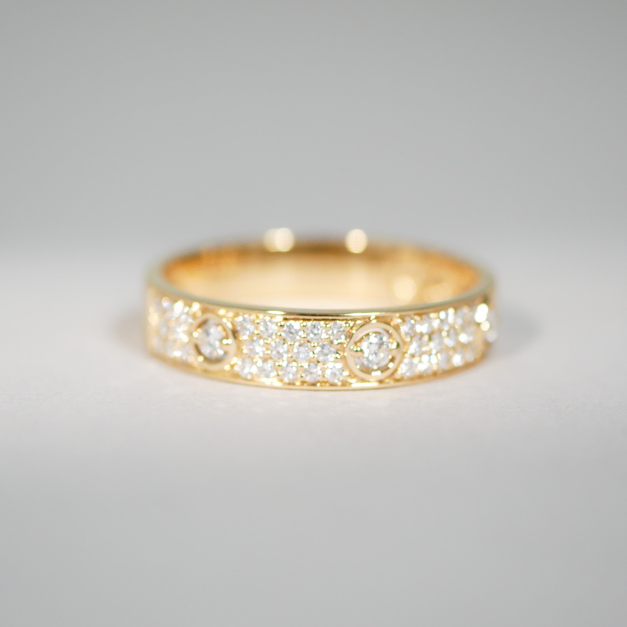 Ring aus 18KT Gelbgold mit 47 Brillanten