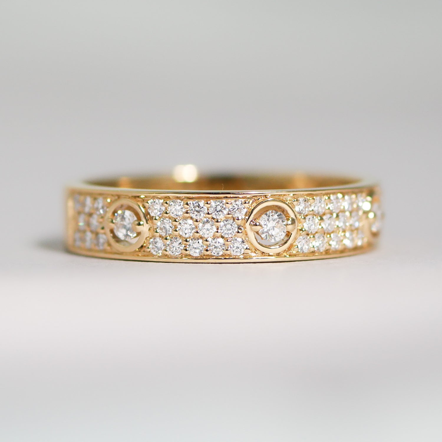 Ring aus 18KT Gelbgold mit 47 Brillanten