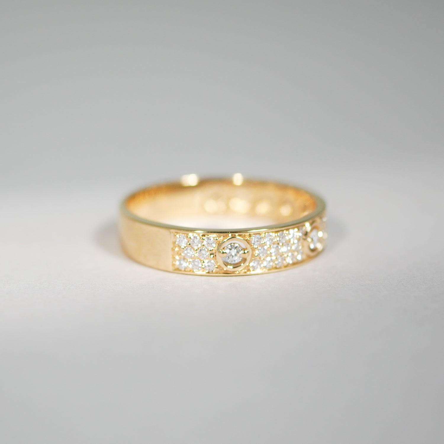 Ring aus 18KT Gelbgold mit 47 Brillanten