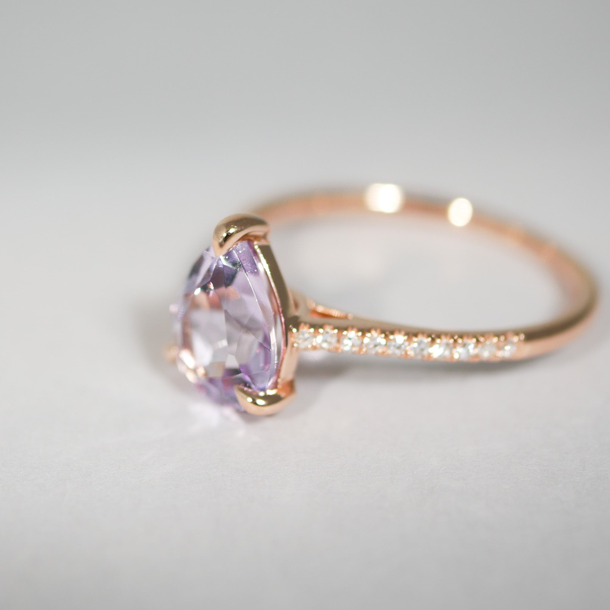 Ring aus 18KT Roségold mit pinkem Amethyst &amp; Brillanten