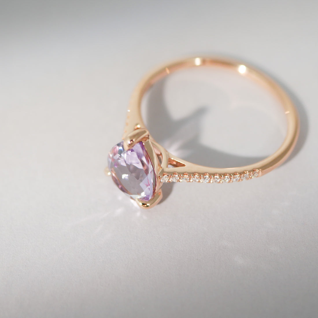 Ring aus 18KT Roségold mit pinkem Amethyst & Brillanten