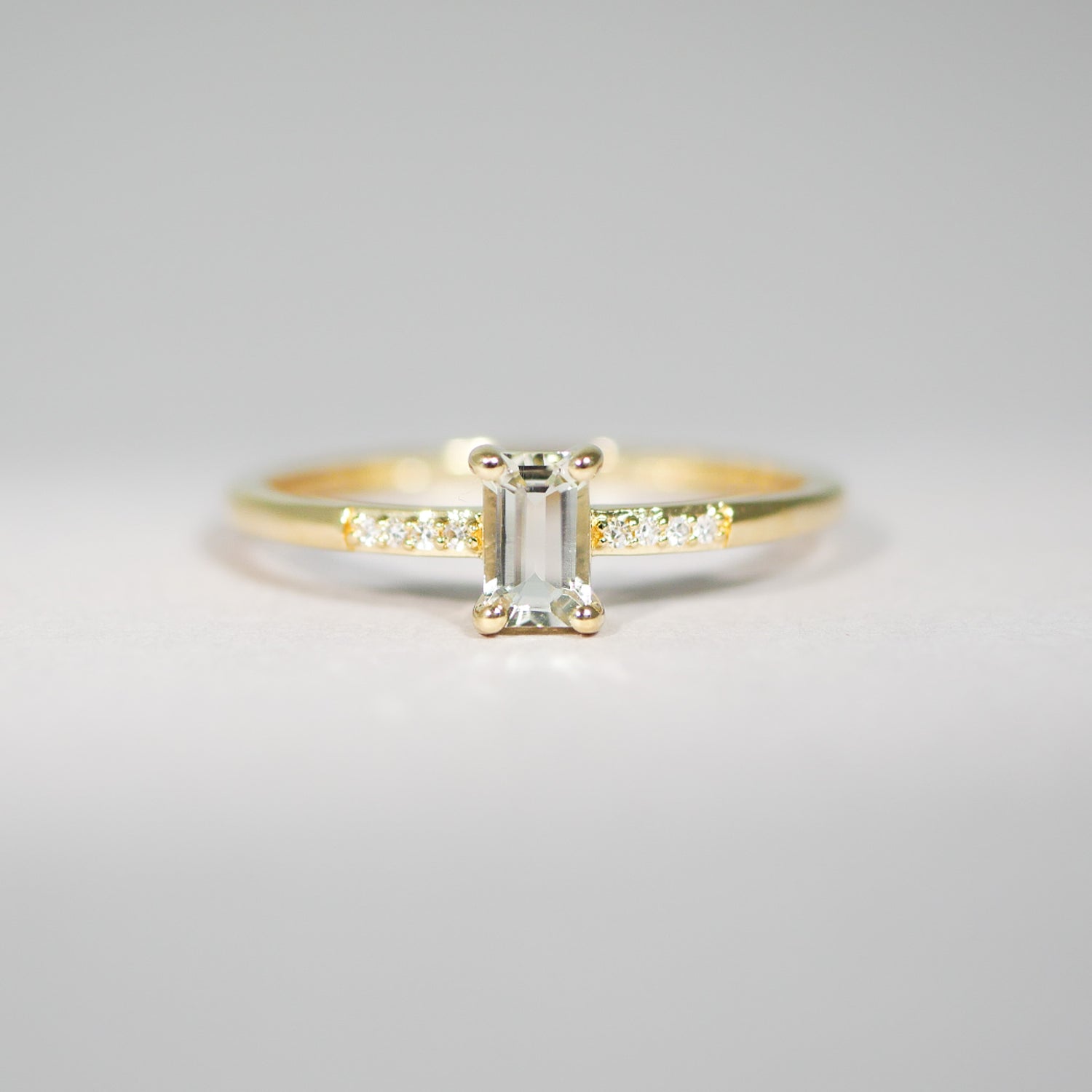 Ring aus 18KT Gelbgold mit grünem Amethyst &amp; Brillanten