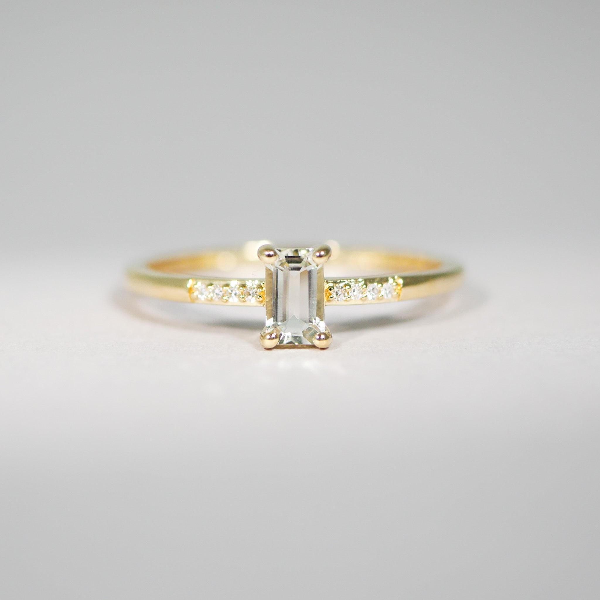 Ring aus 18KT Gelbgold mit grünem Amethyst &amp; Brillanten
