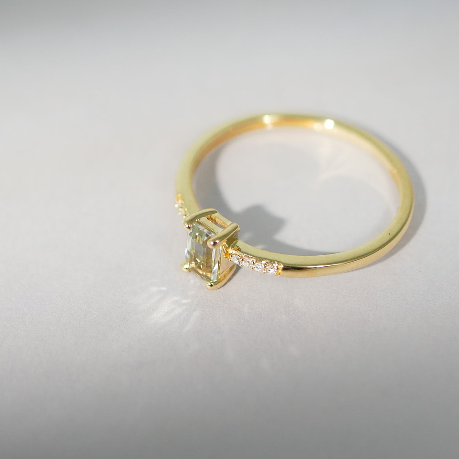 Ring aus 18KT Gelbgold mit grünem Amethyst &amp; Brillanten