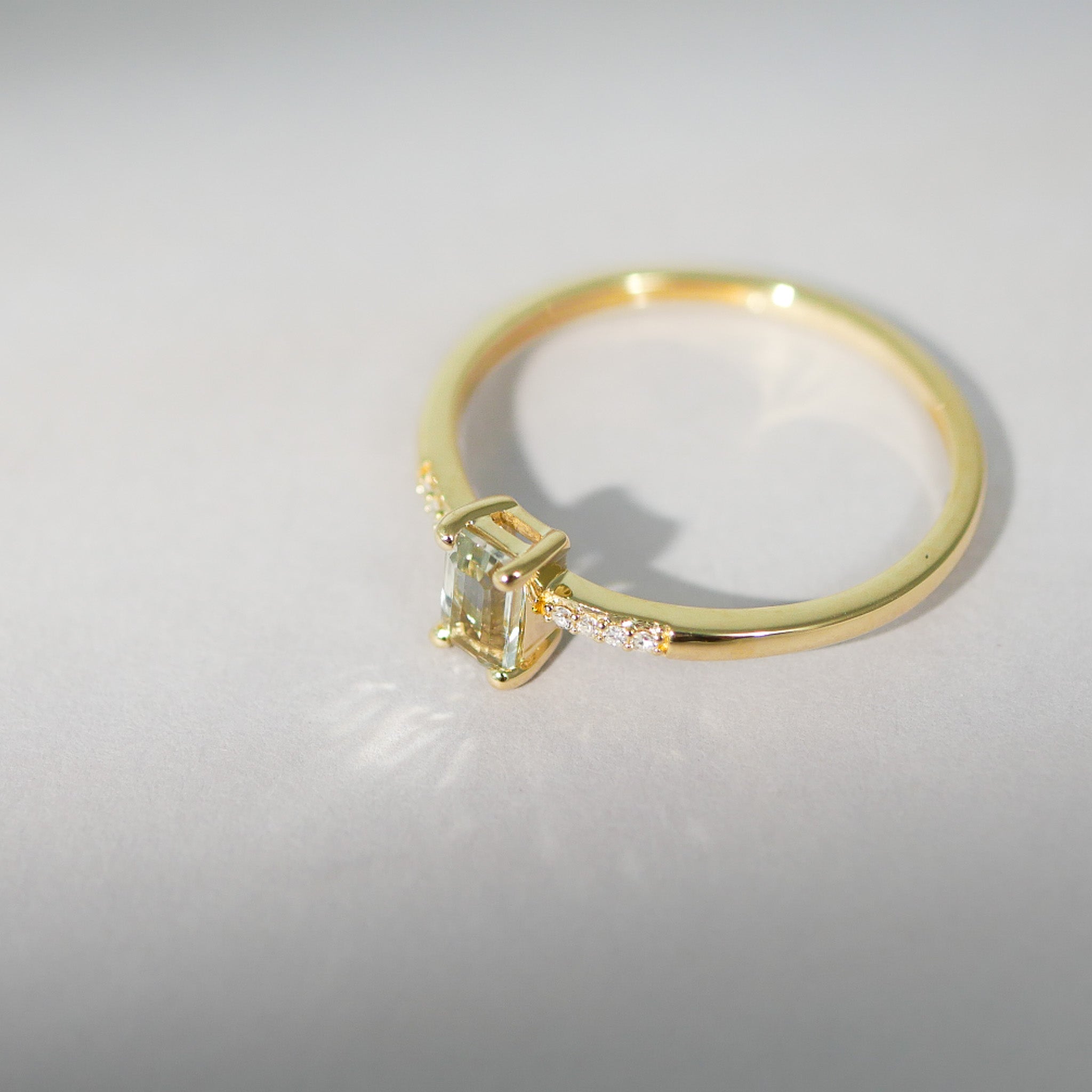 Ring aus 18KT Gelbgold mit grünem Amethyst &amp; Brillanten