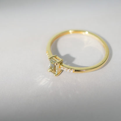Ring aus 18KT Gelbgold mit grünem Amethyst &amp; Brillanten