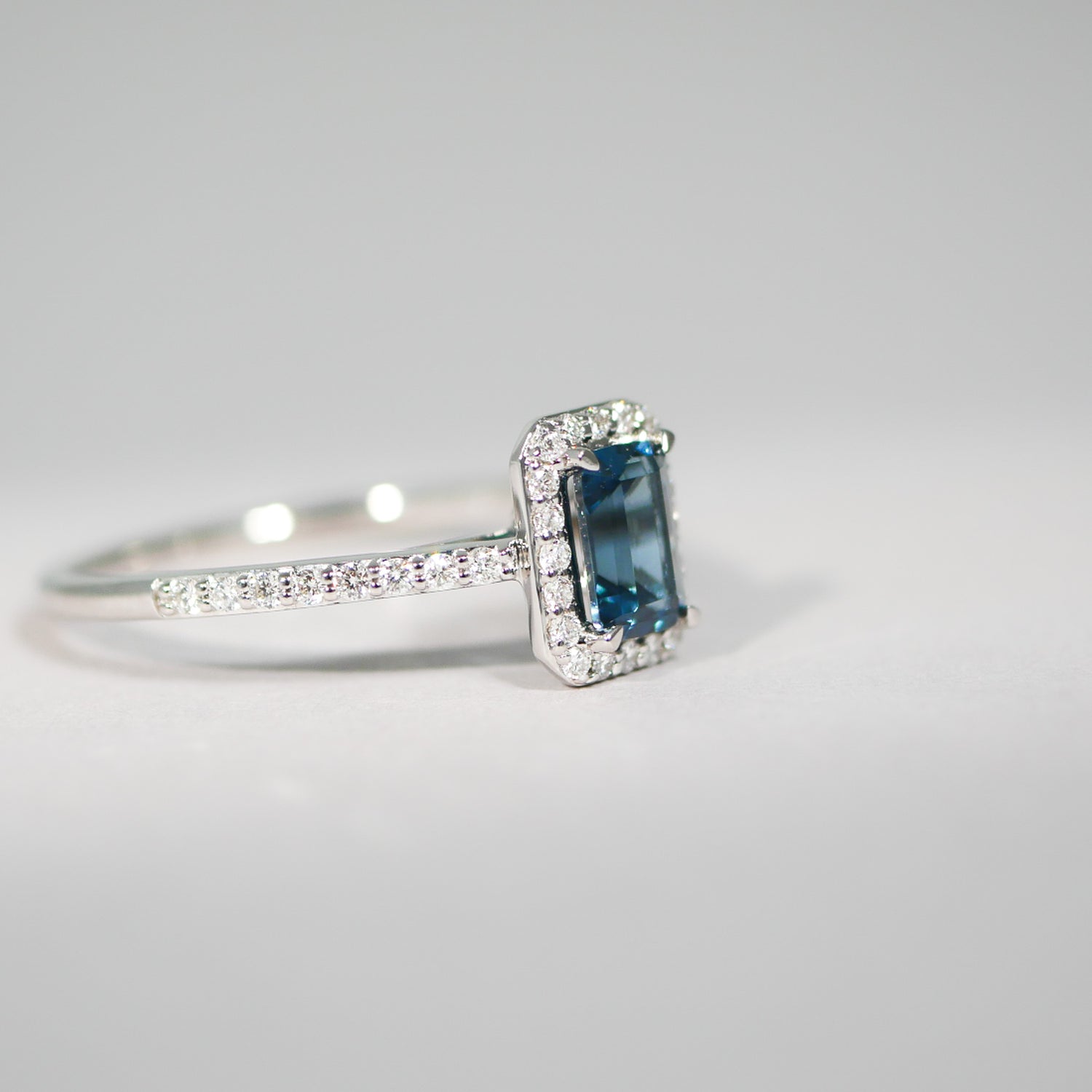 Halo Ring aus Weißgold mit London Blue Topas und Brillanten