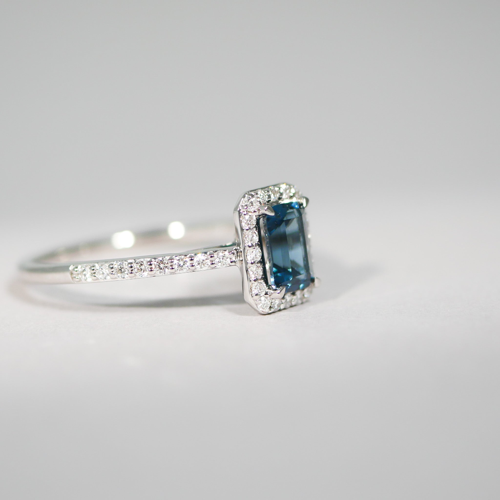 Halo Ring aus Weißgold mit London Blue Topas und Brillanten