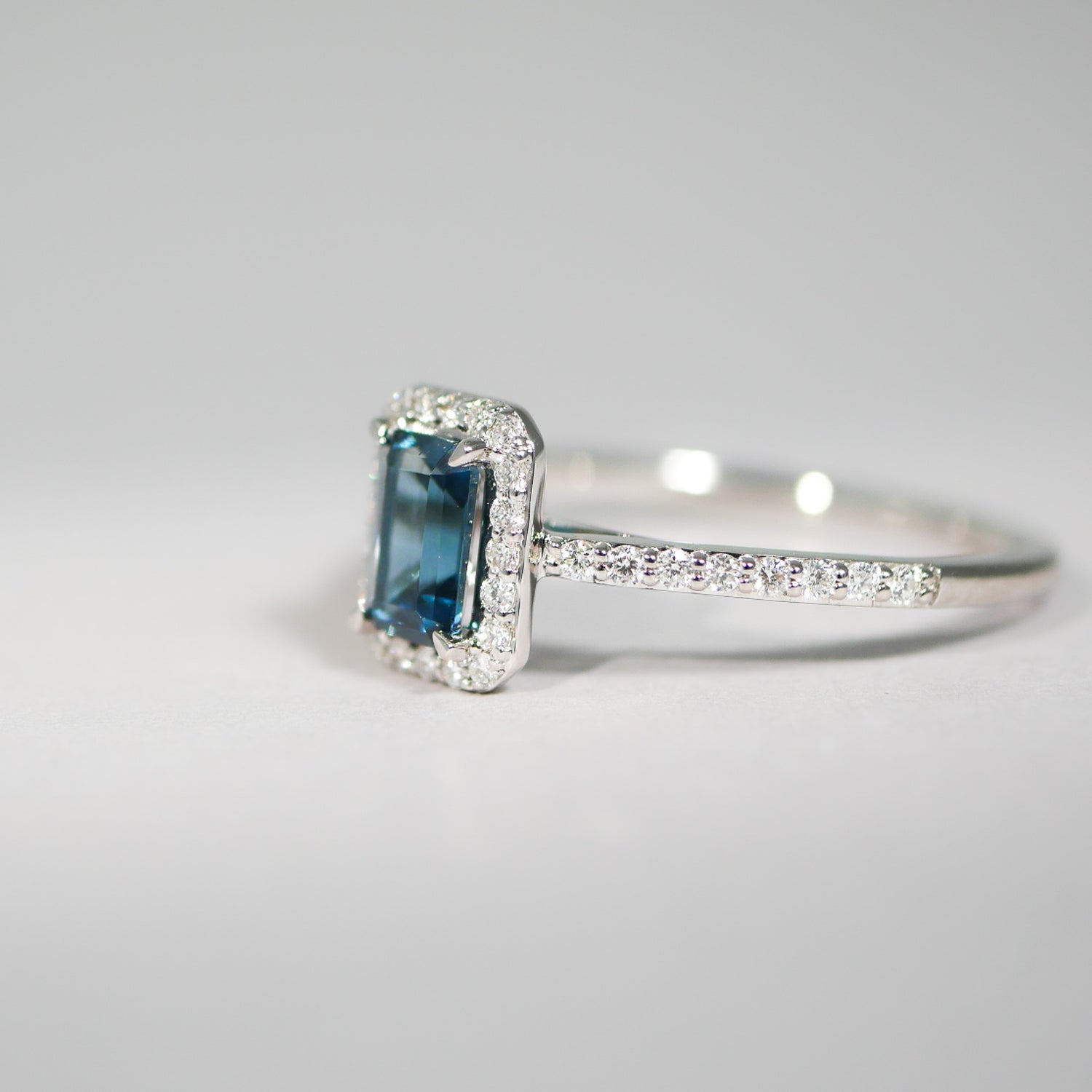 Halo Ring aus Weißgold mit London Blue Topas und Brillanten