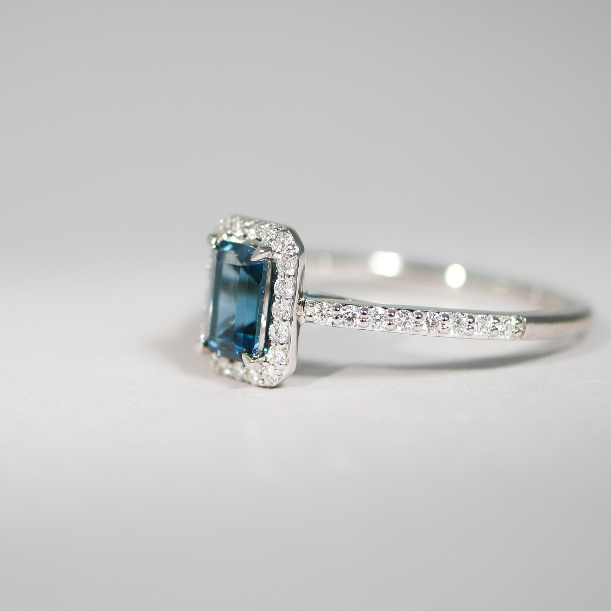 Halo Ring aus Weißgold mit London Blue Topas und Brillanten