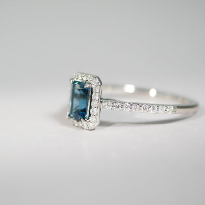 Halo Ring aus Weißgold mit London Blue Topas und Brillanten