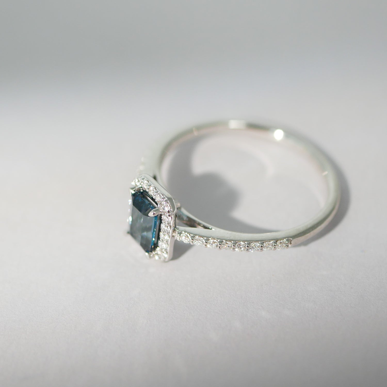 Halo Ring aus Weißgold mit London Blue Topas und Brillanten