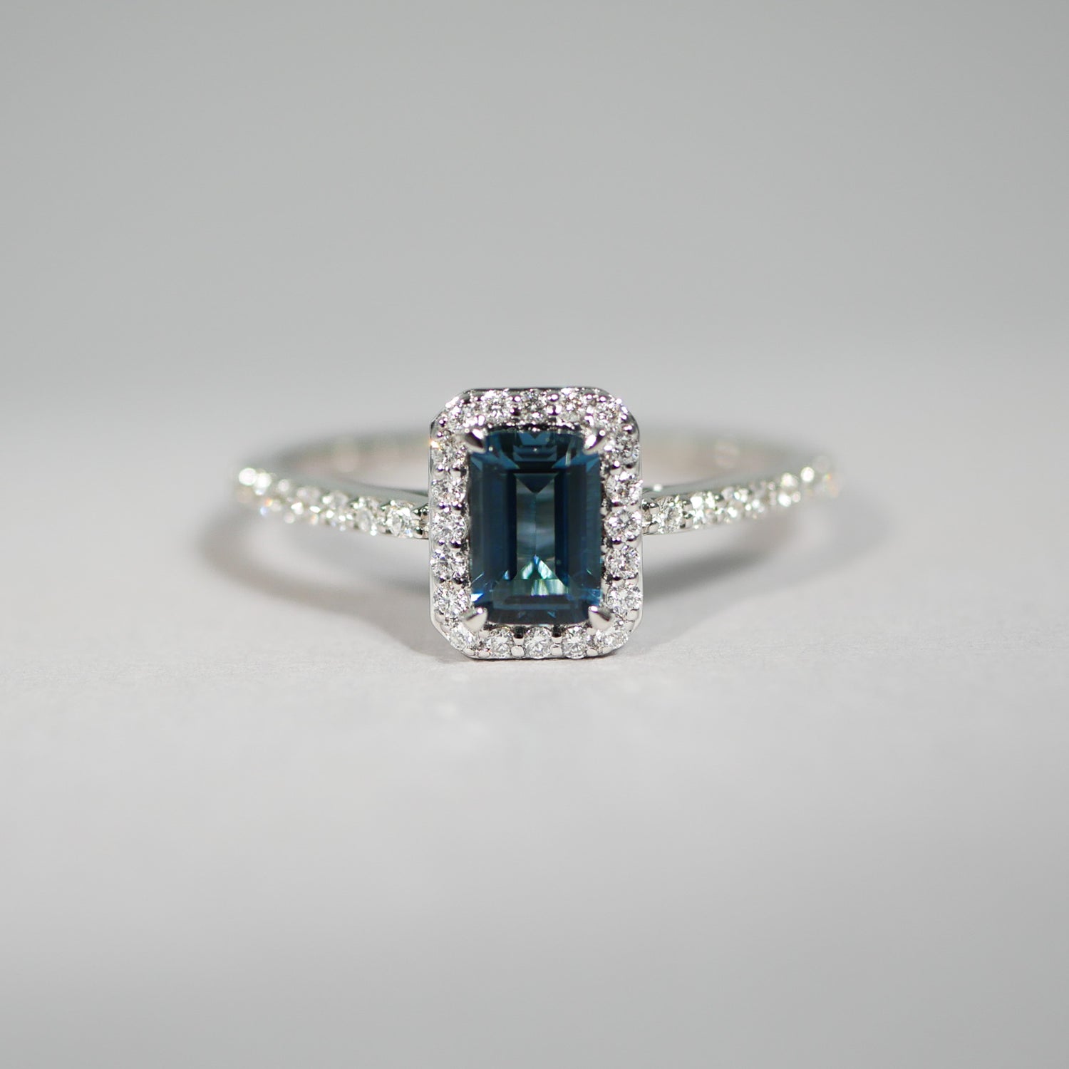 Halo Ring aus Weißgold mit London Blue Topas und Brillanten