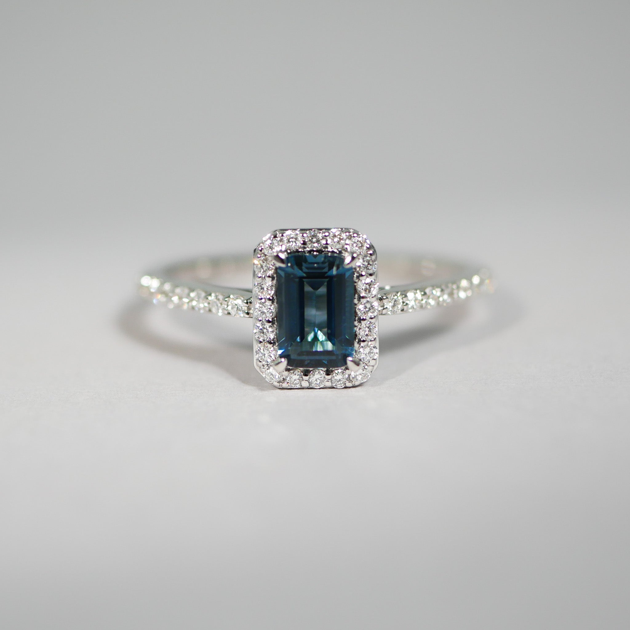 Halo Ring aus Weißgold mit London Blue Topas und Brillanten