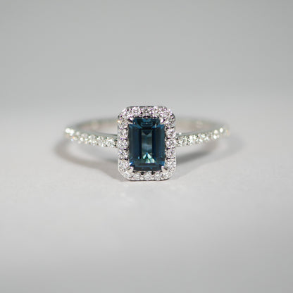 Halo Ring aus Weißgold mit London Blue Topas und Brillanten