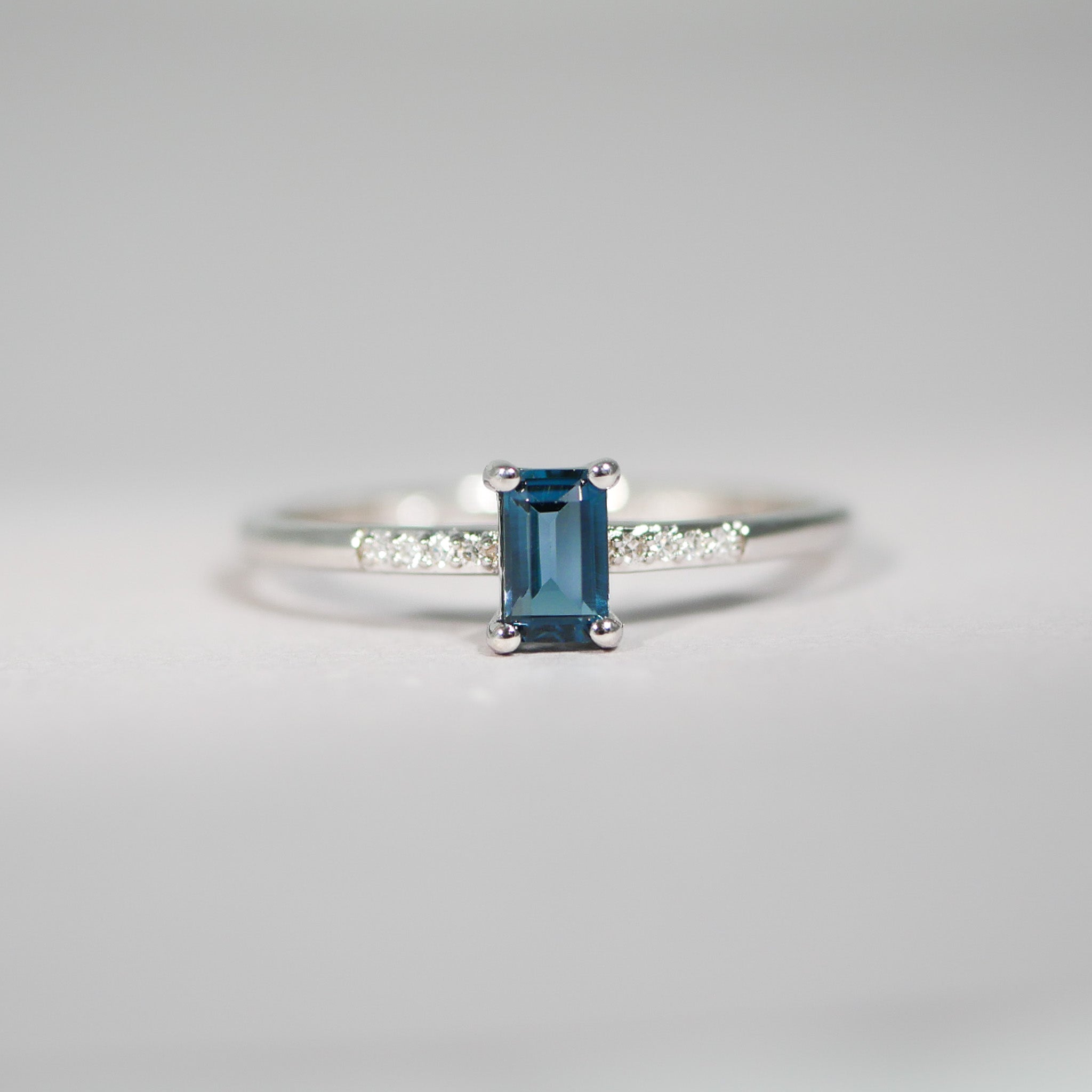 Ring aus Weißgold mit London Blue Topas und Brillanten