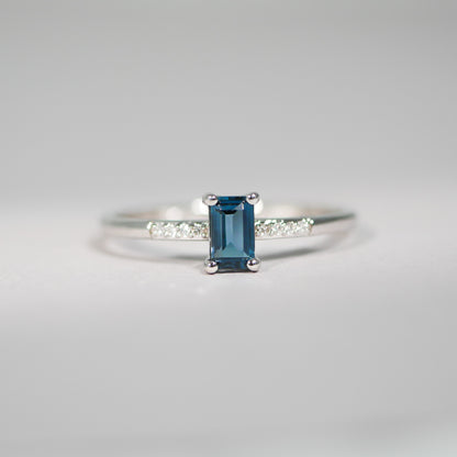 Ring aus Weißgold mit London Blue Topas und Brillanten