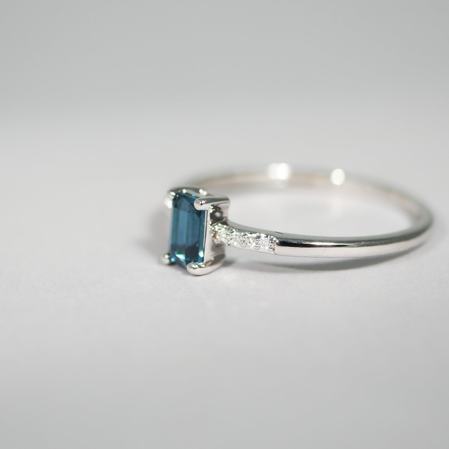 Ring aus Weißgold mit London Blue Topas und Brillanten