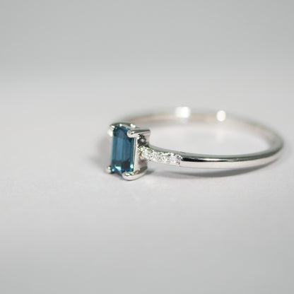 Ring aus Weißgold mit London Blue Topas und Brillanten