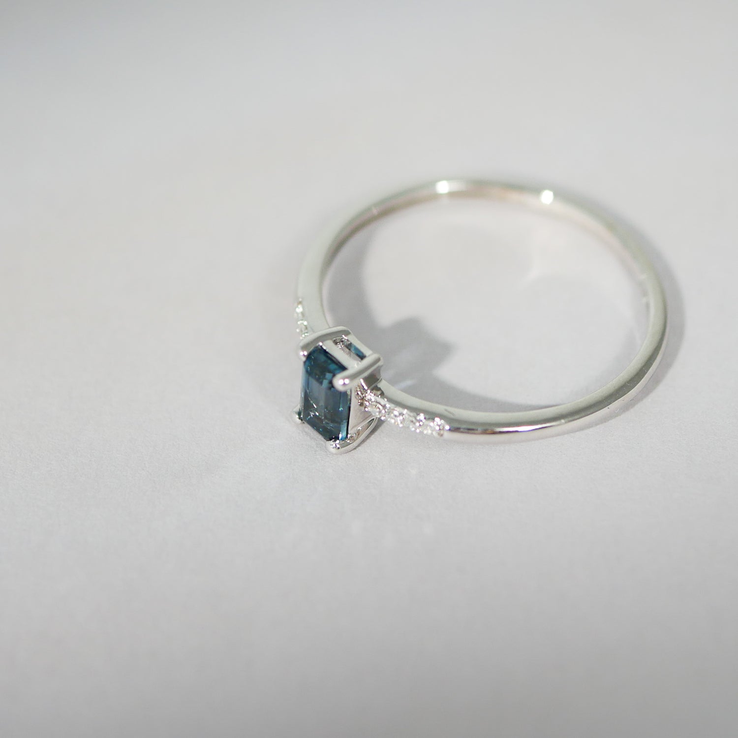 Ring aus Weißgold mit London Blue Topas und Brillanten