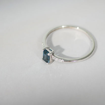 Ring aus Weißgold mit London Blue Topas und Brillanten