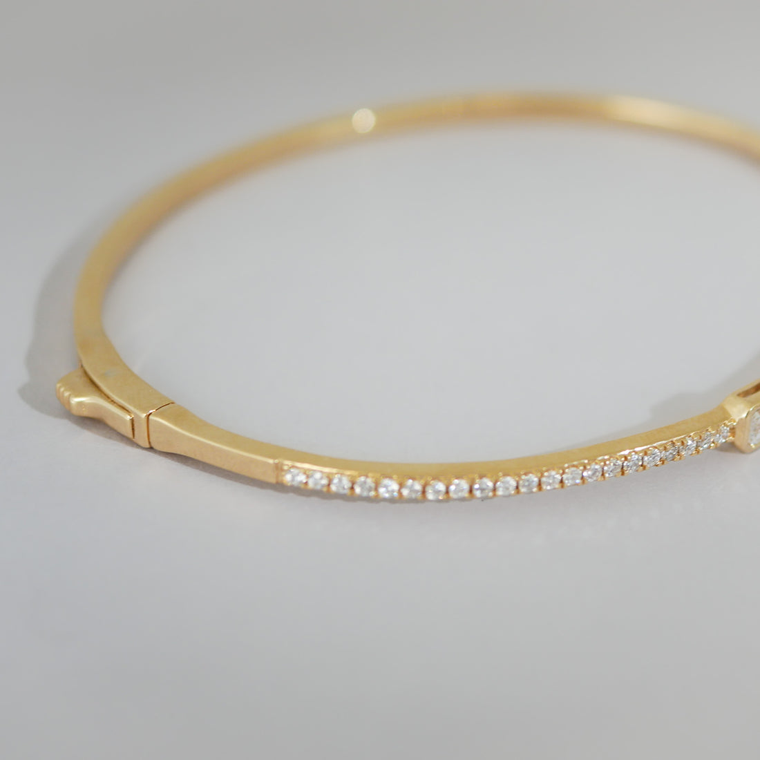 Armreif 14KT Smaragd Schliff Diamant und Brillanten