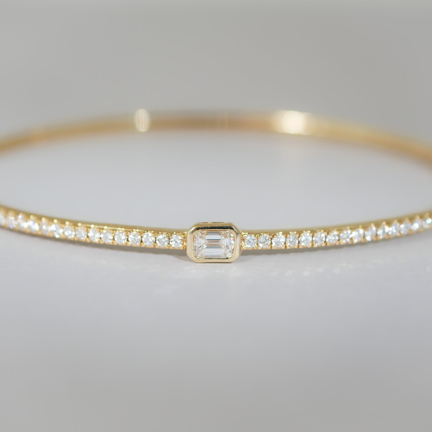 Armreif 14KT Smaragd Schliff Diamant und Brillanten
