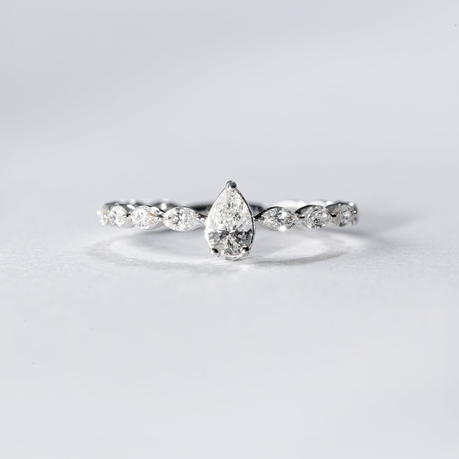 Diamantring mit Tropfen- &amp; Navette-Diamanten