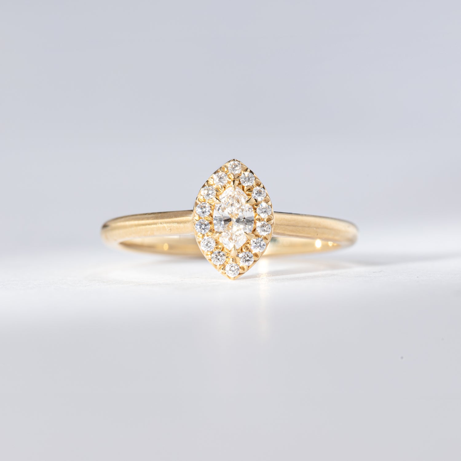 Navette-Diamantring Halo-Brillanten