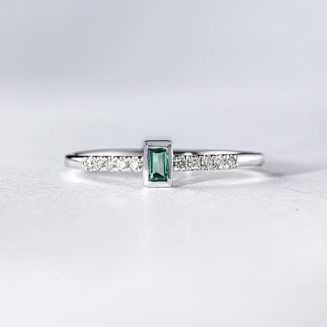 Ring Smaragd & Brillanten im Baguette-Design