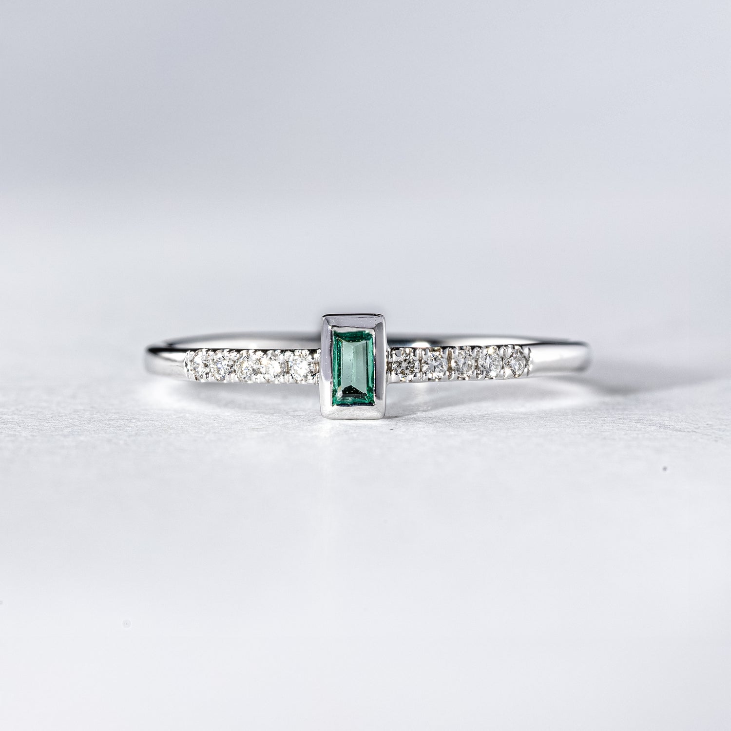 Ring Smaragd &amp; Brillanten im Baguette-Design