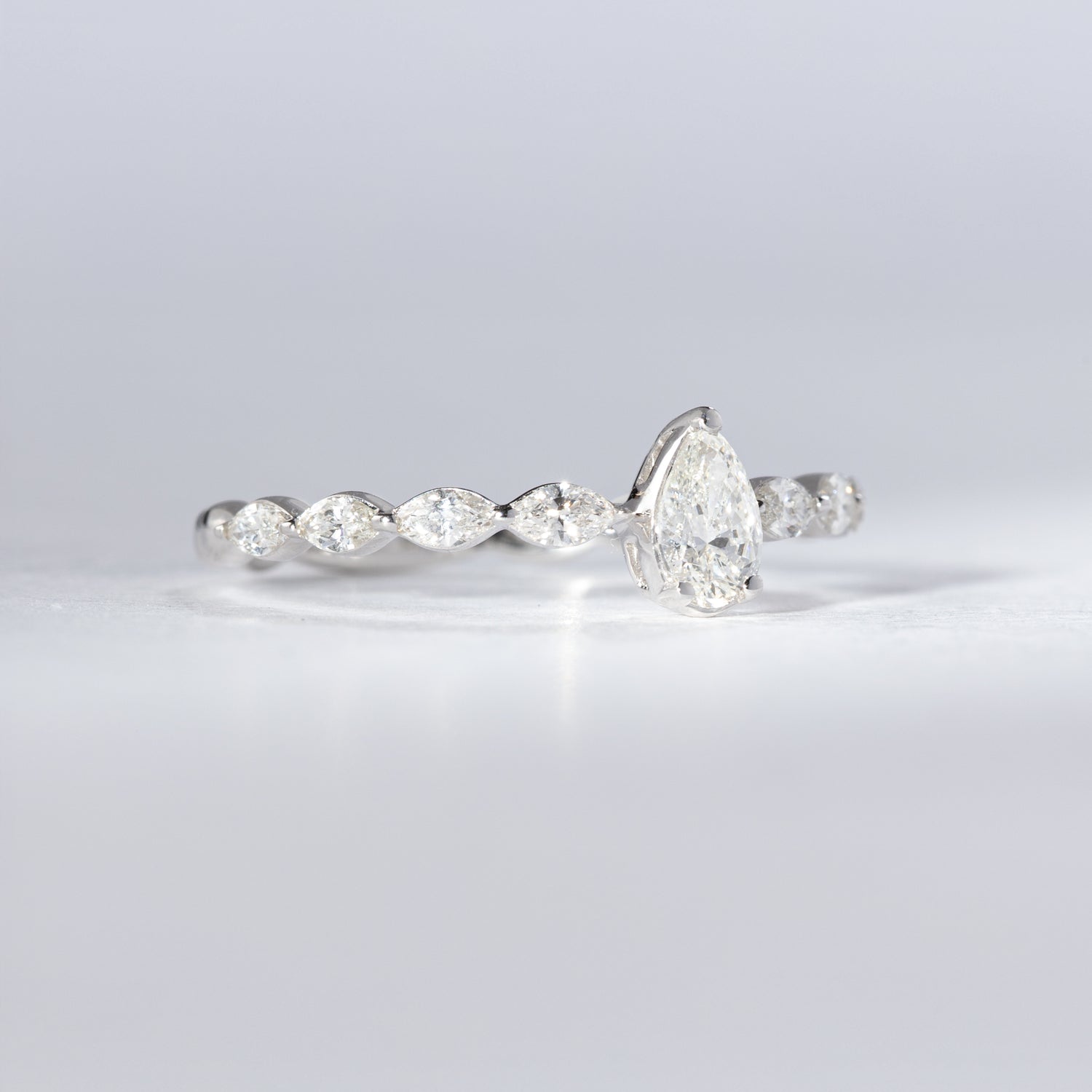 Diamantring mit Tropfen- &amp; Navette-Diamanten