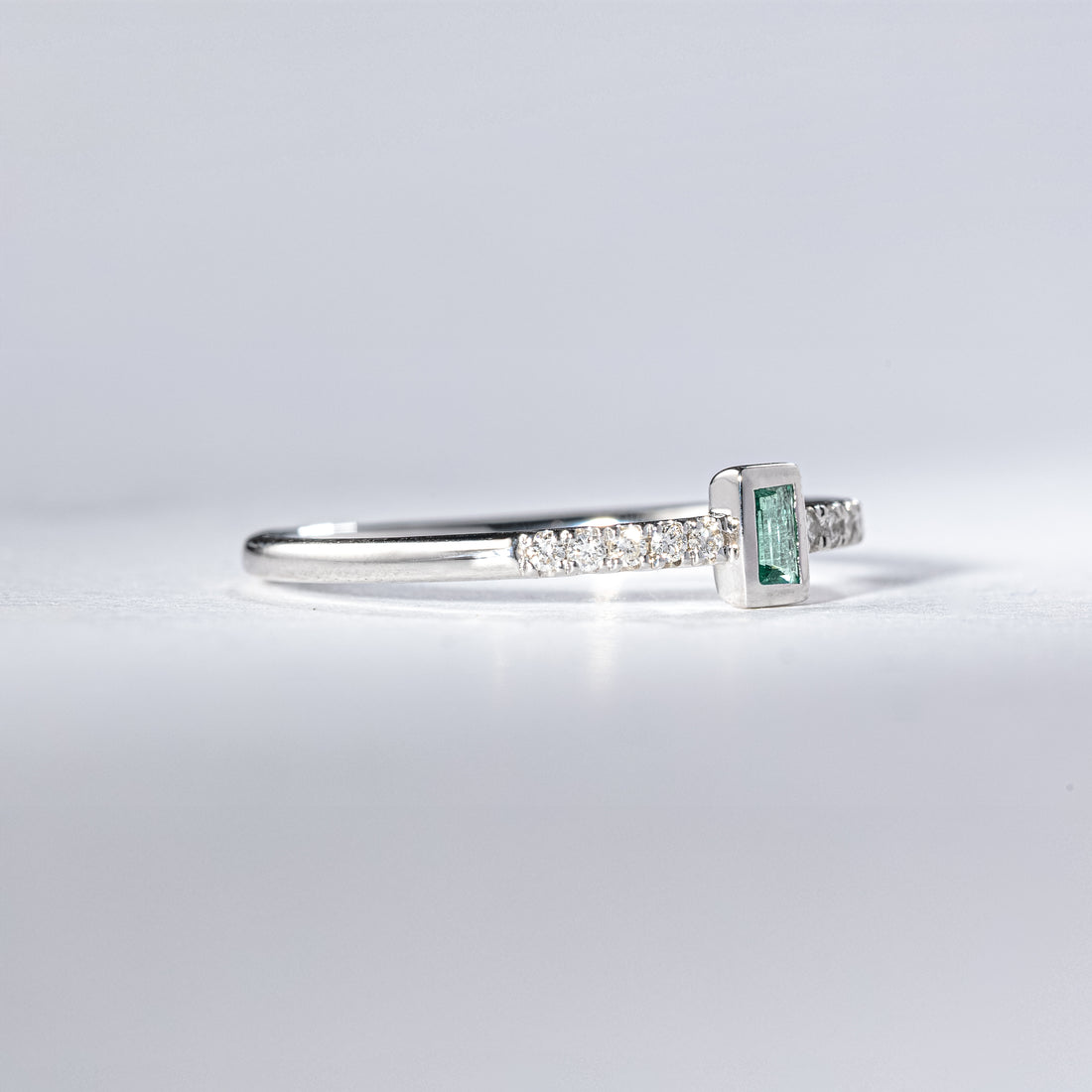 Ring Smaragd & Brillanten im Baguette-Design