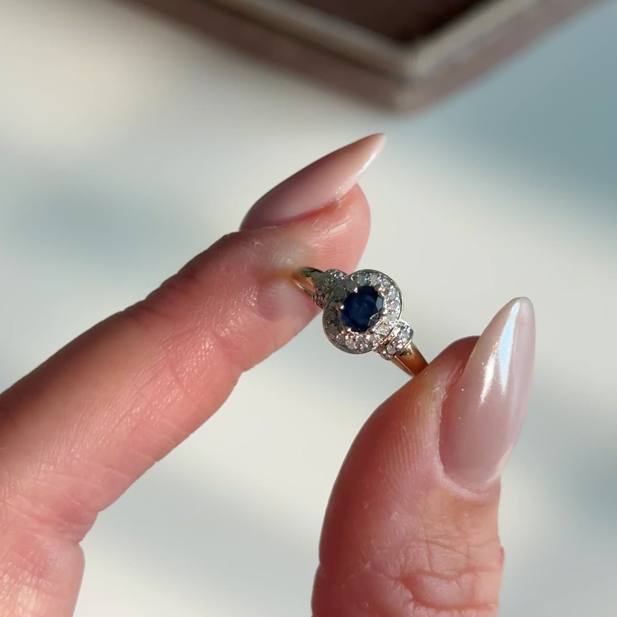 Vintage Saphir-Ring mit Diamant-Halo | Oval, 375 Gelbgold, 9 KT