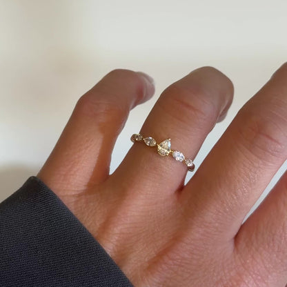 Unikat Verlobungsring – 18K Gelbgold mit Tropfen- &amp; Navette-Diamanten