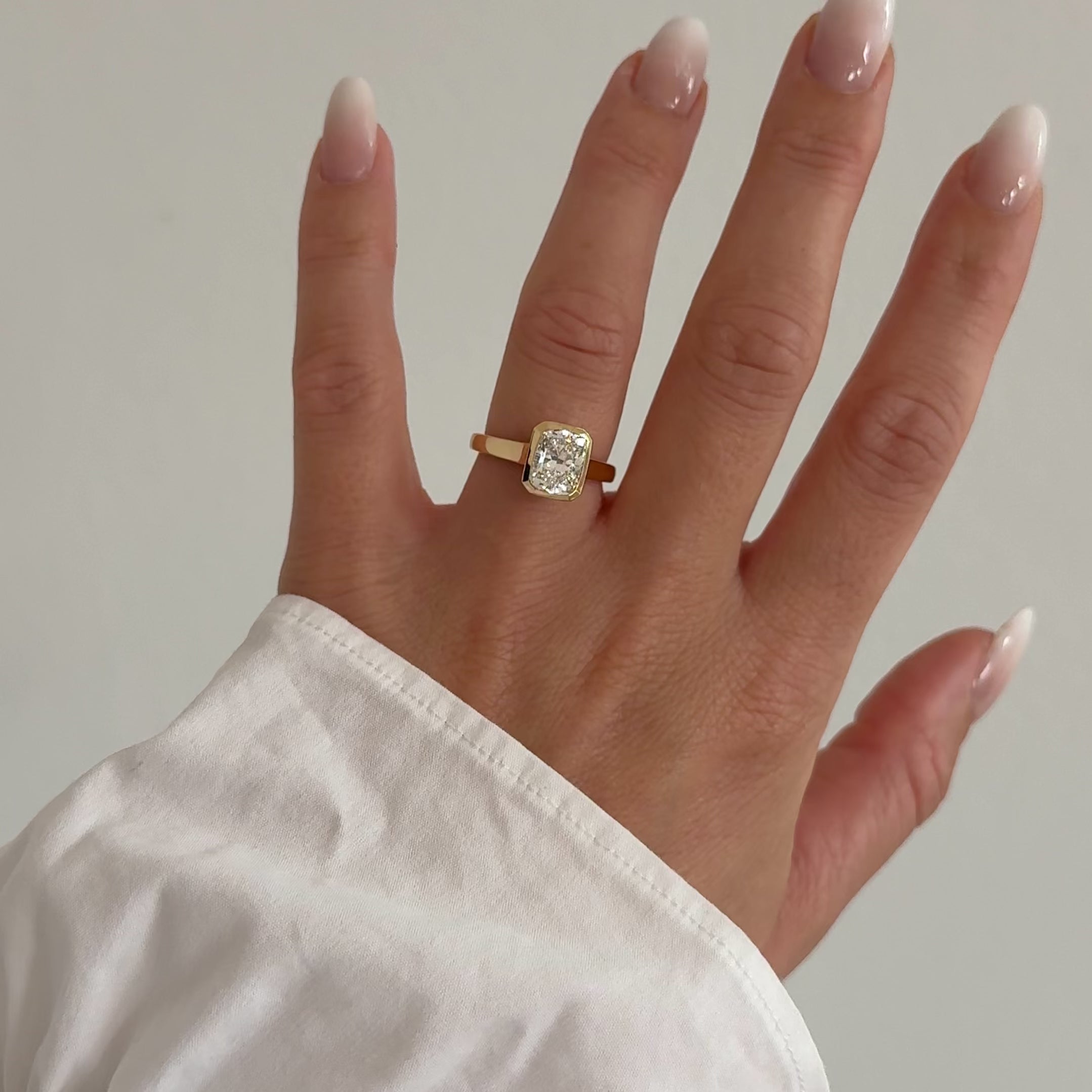 Elongated Cushion Cut Diamant Ring 18KT