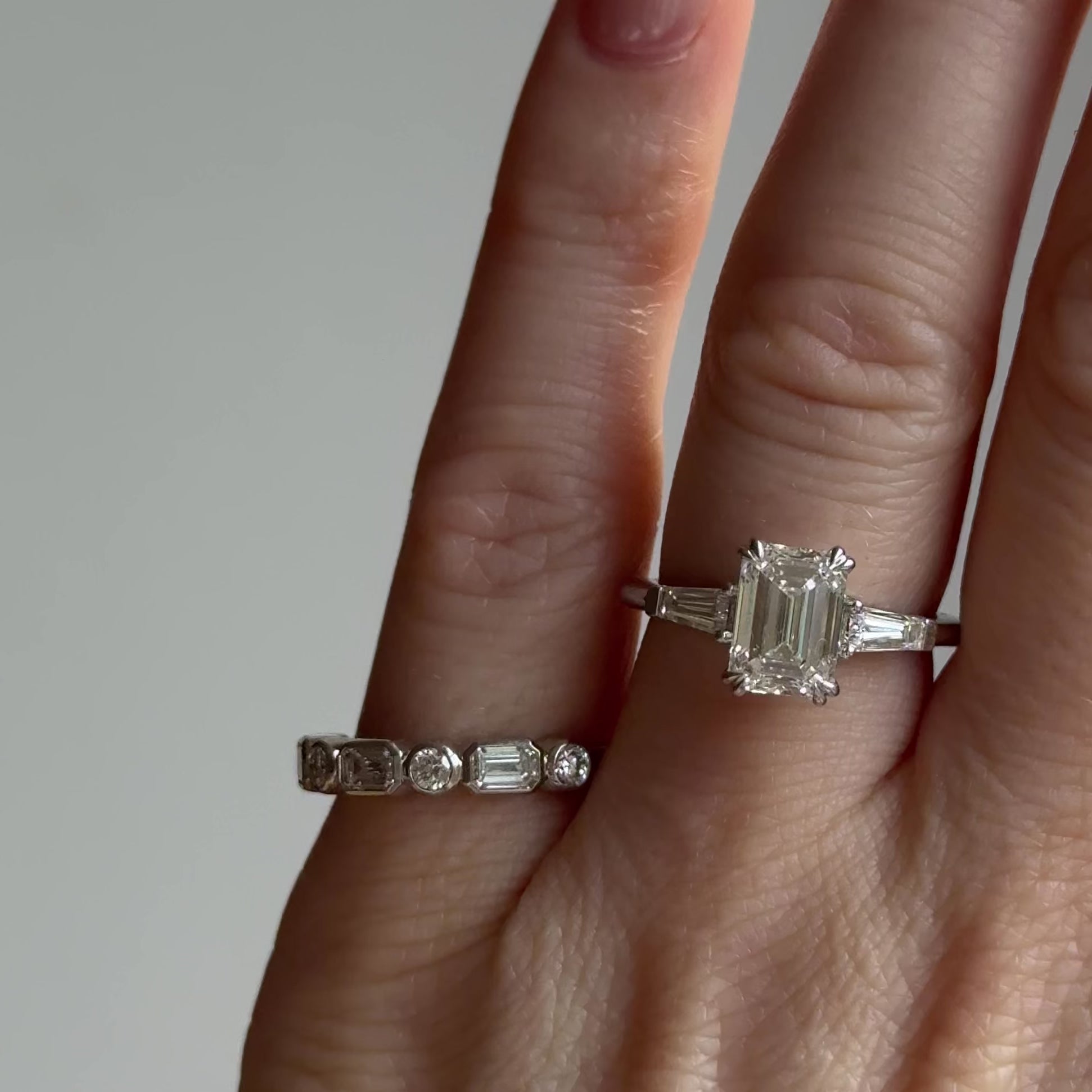 Emerald trapez cut Diamantring