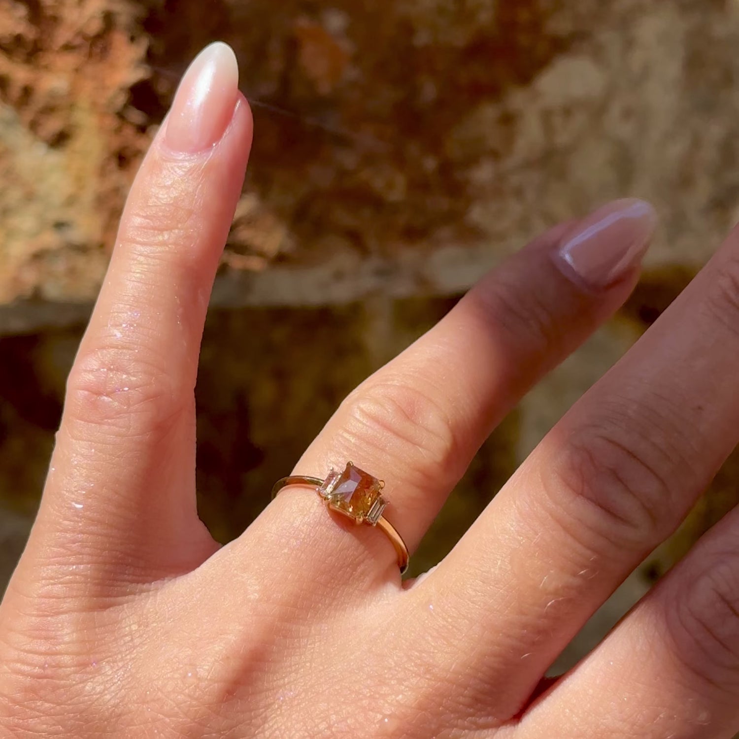 Diamantring aus 18 Karat Gelbgold mit braunem Diamant, Baguette-Diamanten
